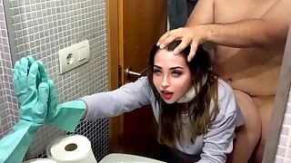 Mi padrastro me folla en el ba&ntilde;o cuando limpiaba &comma; me deja sin aire de tanto sexo&comma;disfruto mucho cuando tengo sexo prohibido